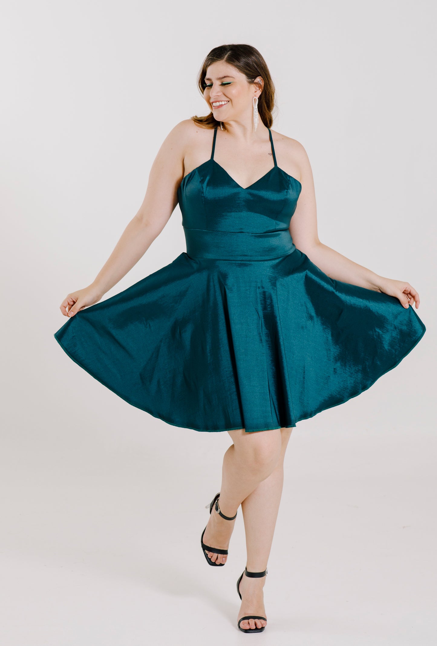 Vestido corto circular con tirante cruzado - "SOPHIA"