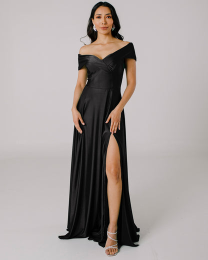 Vestido Largo con Abertura y Mangas - SUIZA