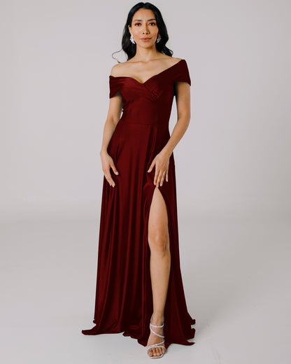 Vestido Largo con Abertura y Mangas - SUIZA