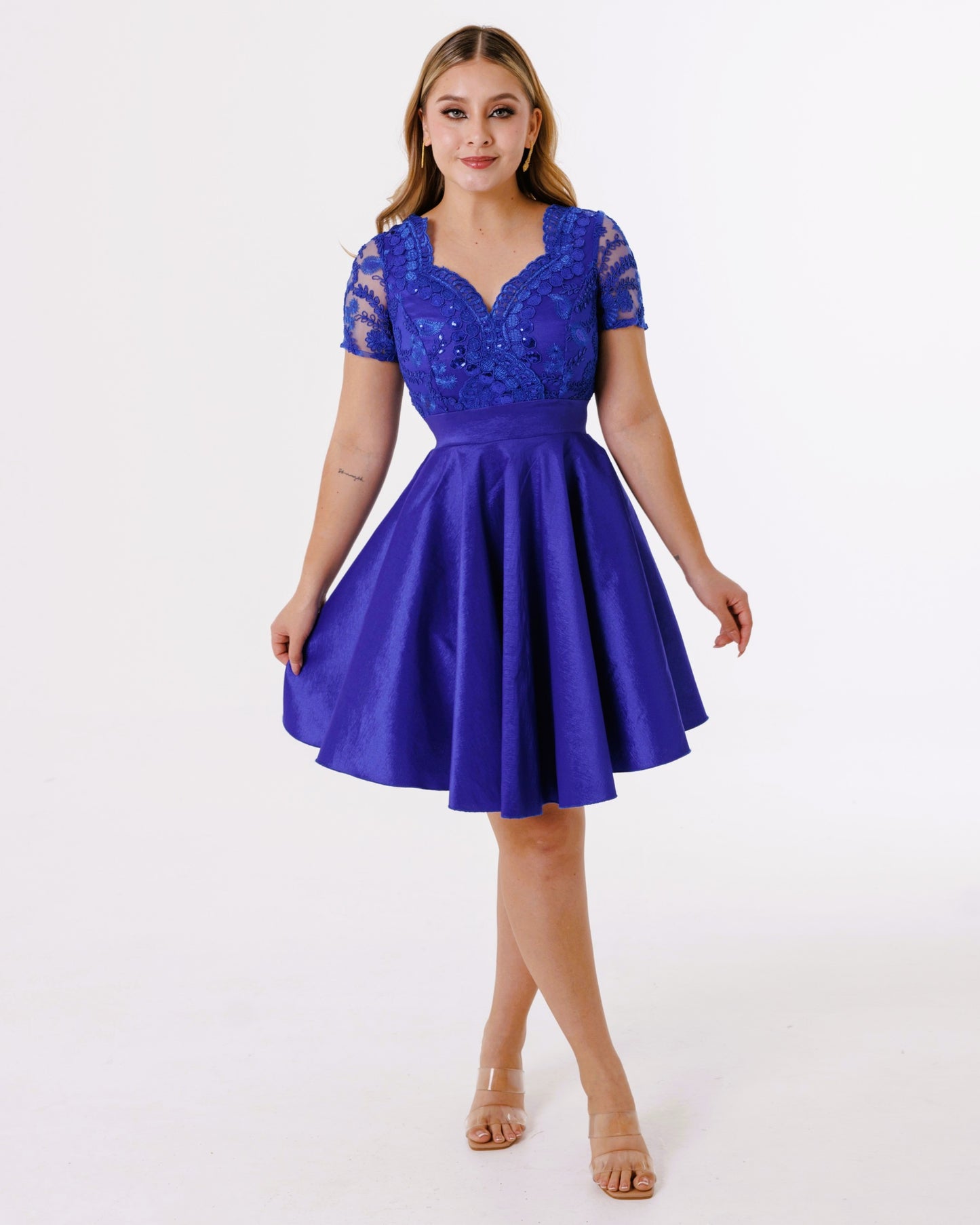 Vestido Corto de Encaje y Mangas - KARLA