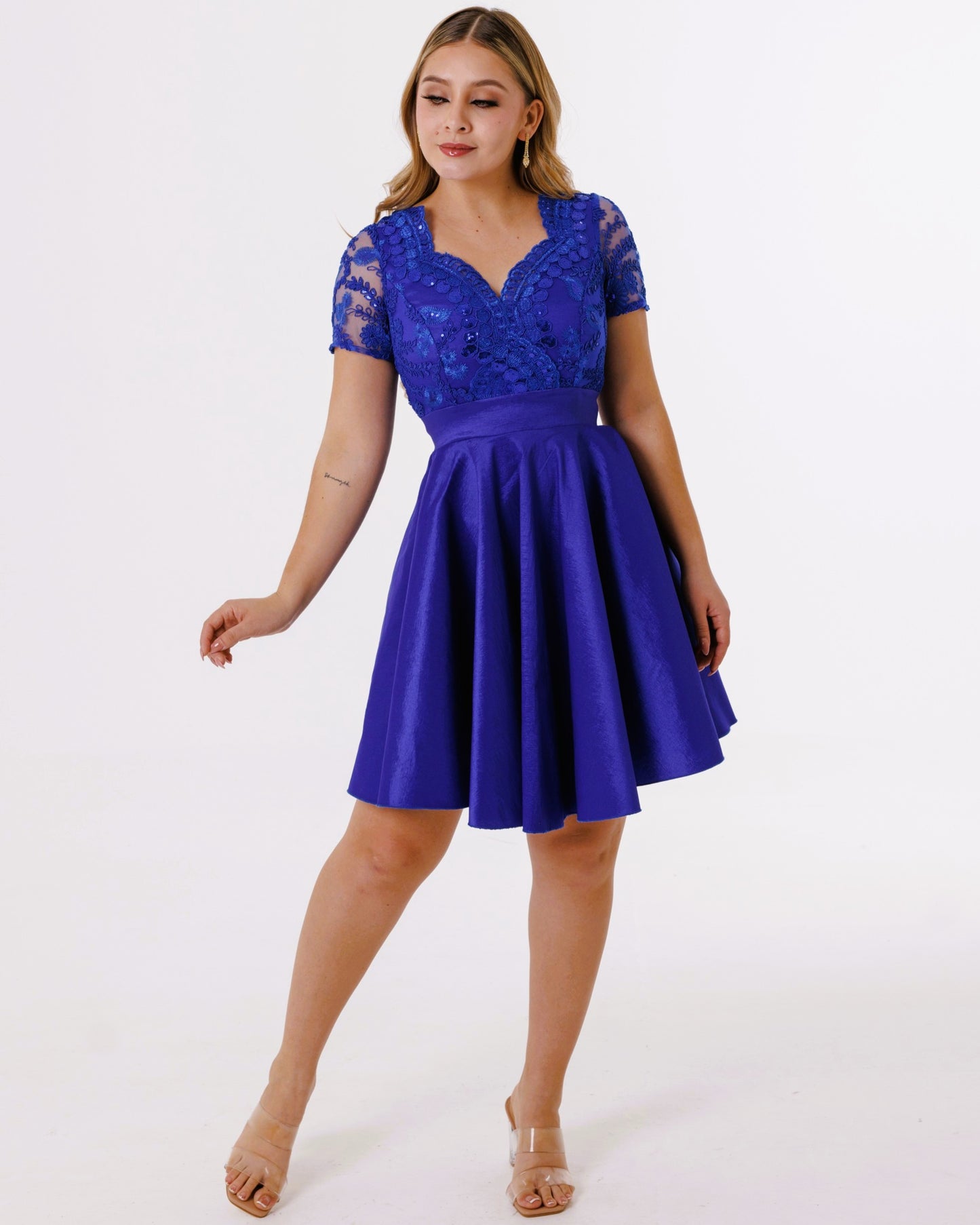 Vestido Corto de Encaje y Mangas - KARLA