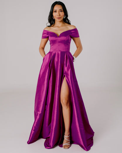 Vestido Largo Con Abertura y Mangas - ANTONIETA