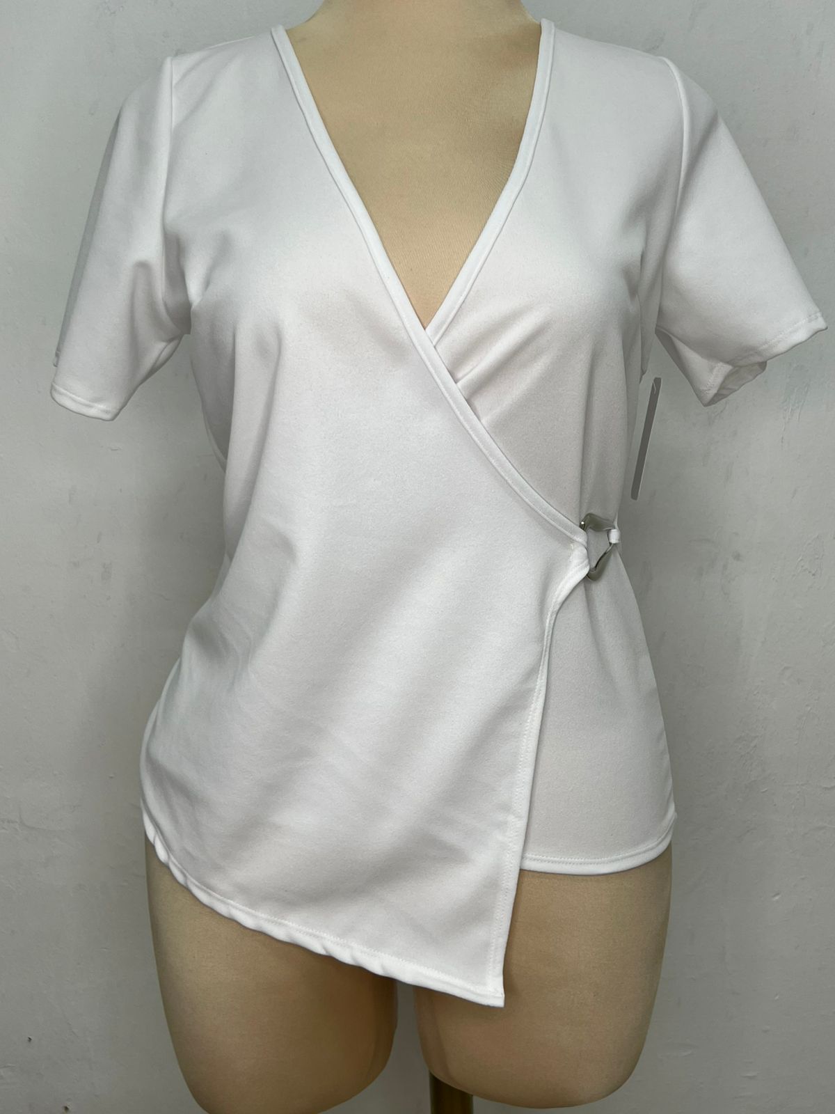 Blusa con Cuello V y Argolla T49