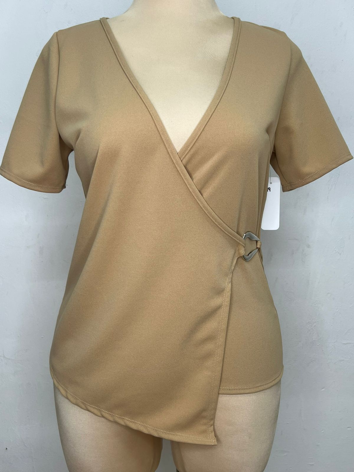 Blusa con Cuello V y Argolla T49