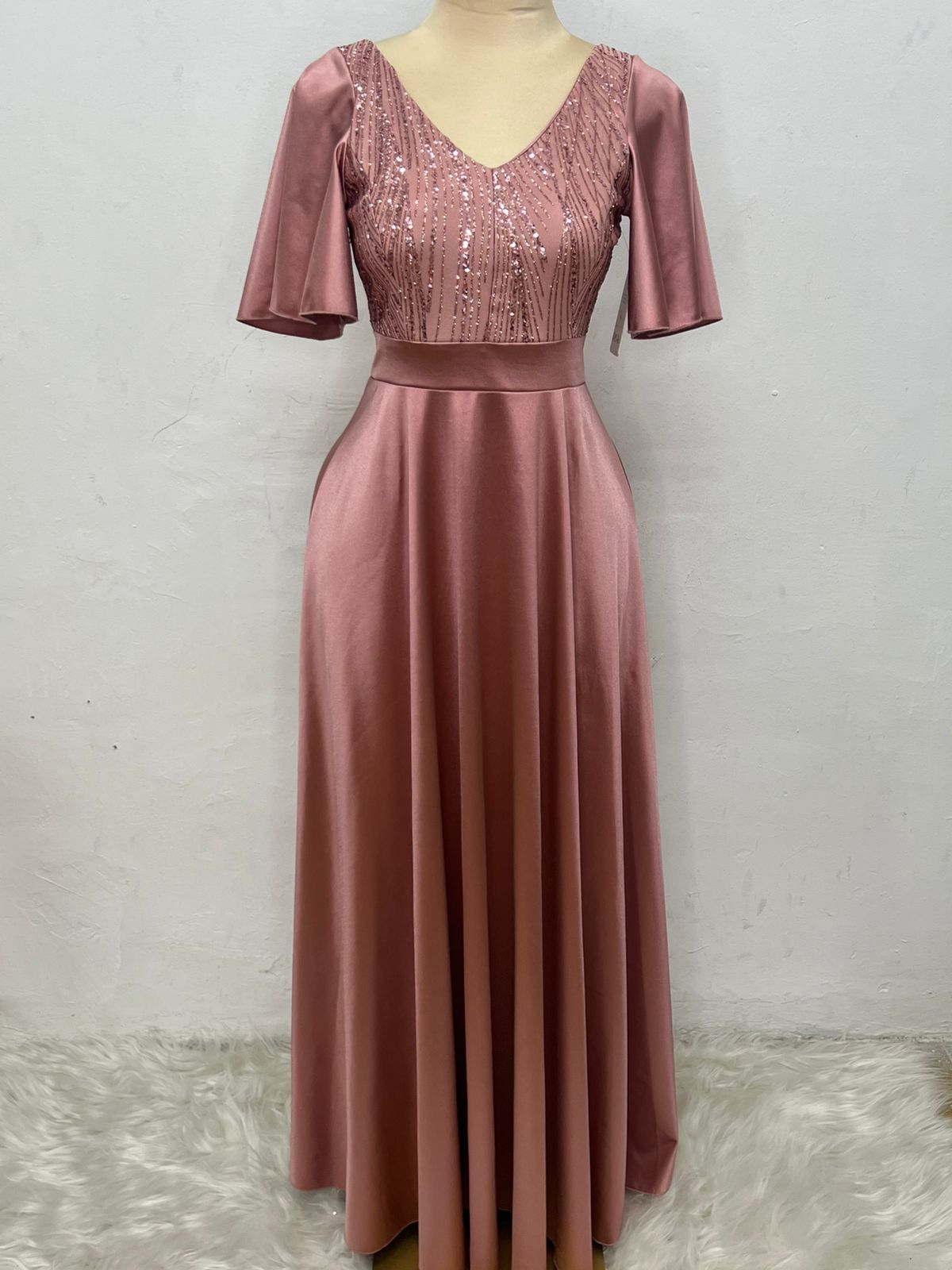 Vestido Largo Con Mangas y Encaje - GALA