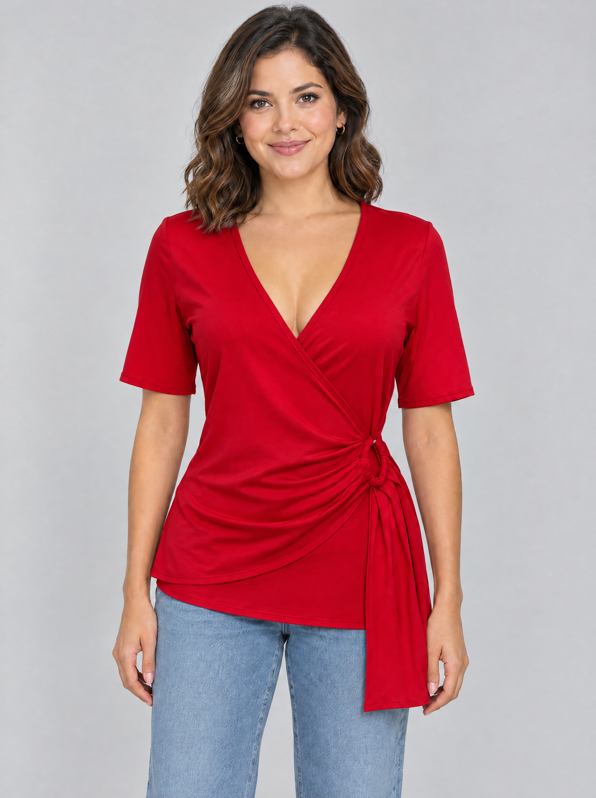 Blusa cruzada tipo wrap con argolla T52 color rojo, con modelo – the•moda