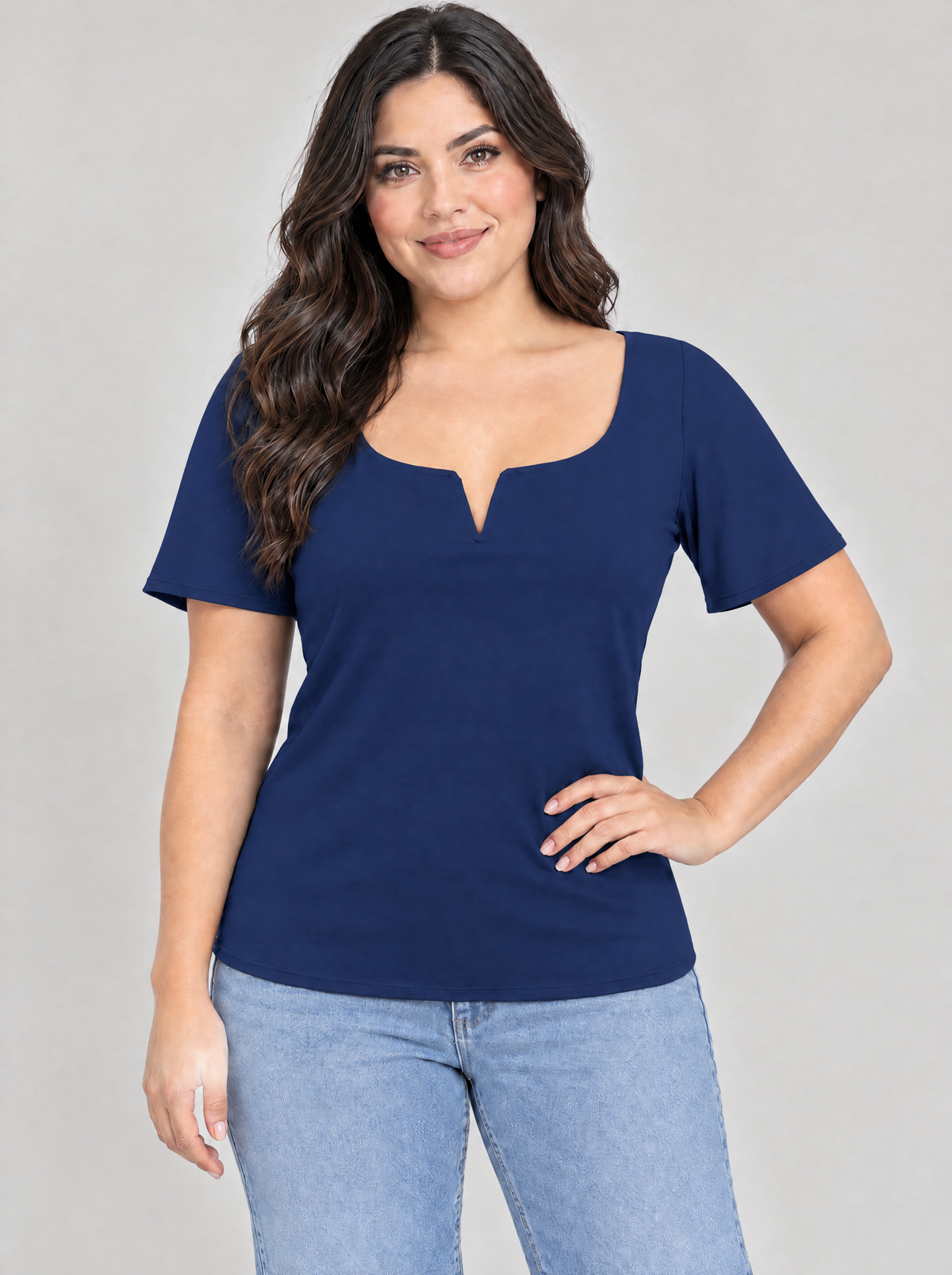 Blusa casual con cuello V y manga de olán T51 color azul marino, con modelo – the•moda