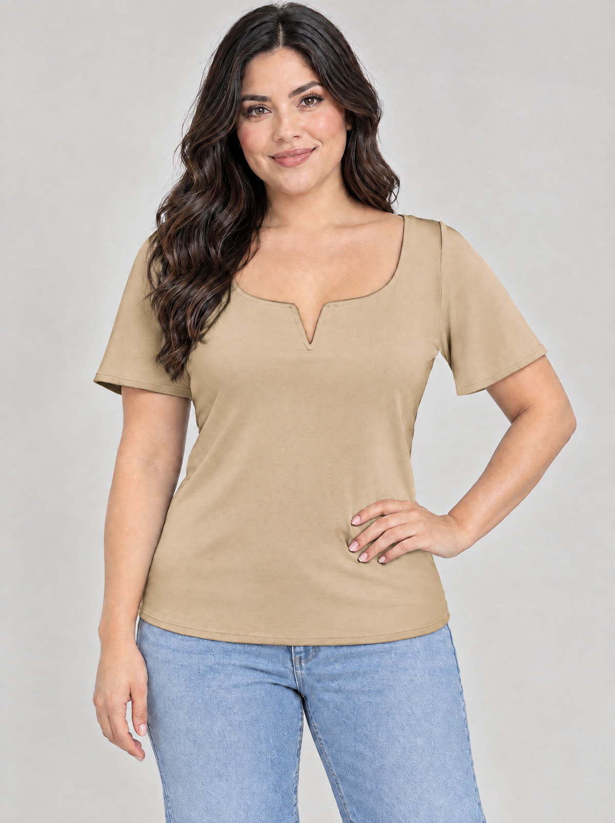 Blusa casual con cuello V y manga de olán T51 color beige, con modelo – the•moda