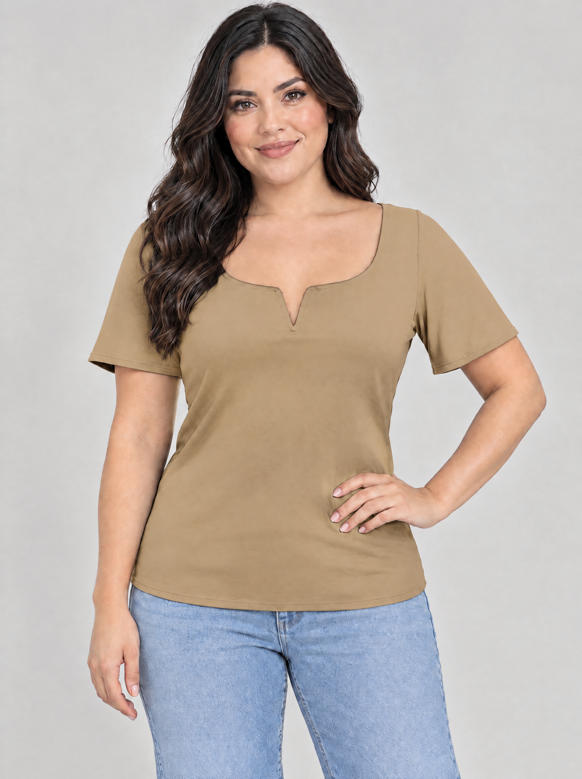 Blusa casual con cuello V y manga de olán T51 color kakhi, con modelo – the•moda