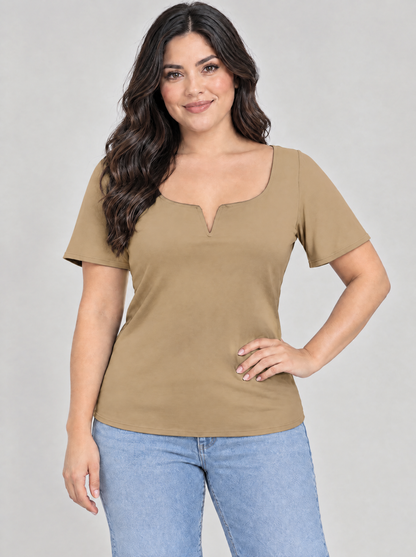 Blusa casual con cuello V y manga de olán T51 color kakhi, con modelo – the•moda