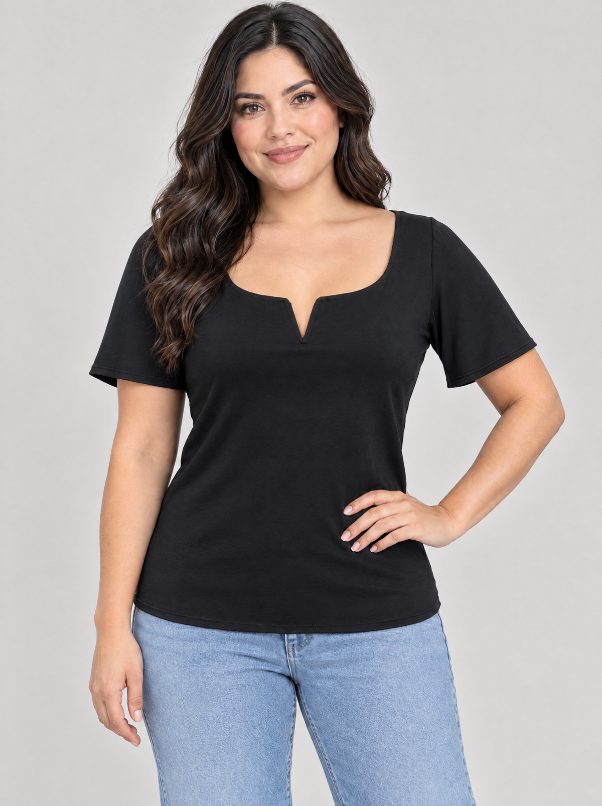 Blusa casual con cuello V y manga de olán T51 color negro, con modelo – the•moda