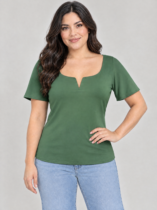 Blusa casual con cuello V y manga de olán T51 color pistache, con modelo – the•moda