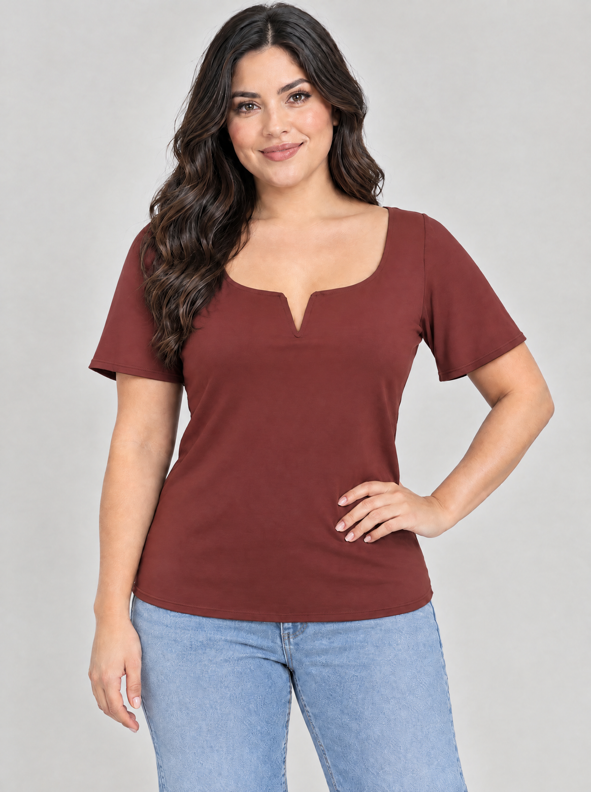 Blusa casual con cuello V y manga de olán T51 color terracota, con modelo – the•moda