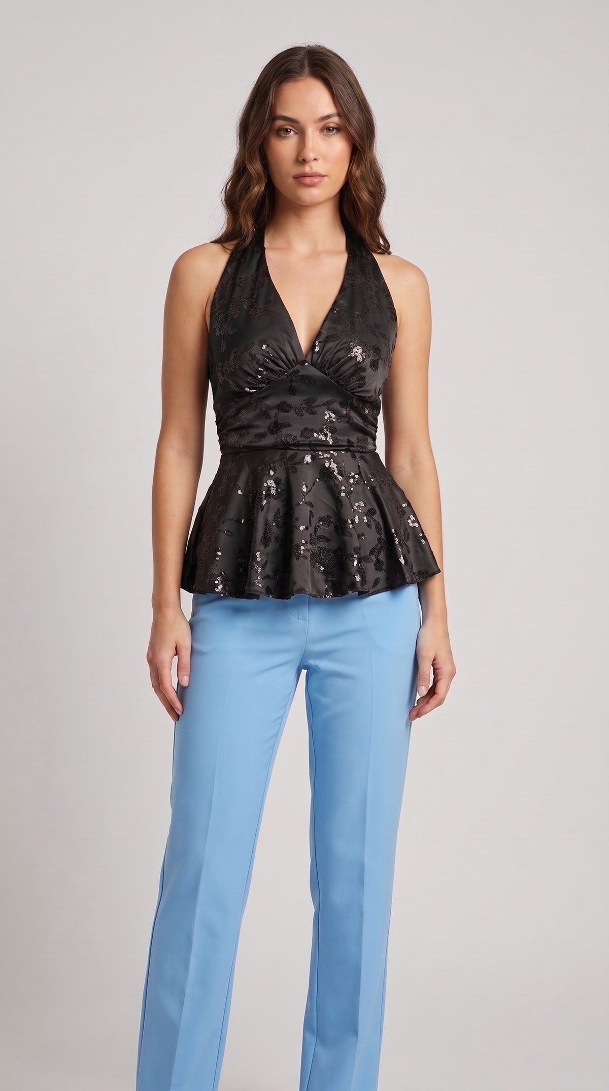 Blusa halter de lentejuela con peplum T56L color negro, frente con modelo – the•moda