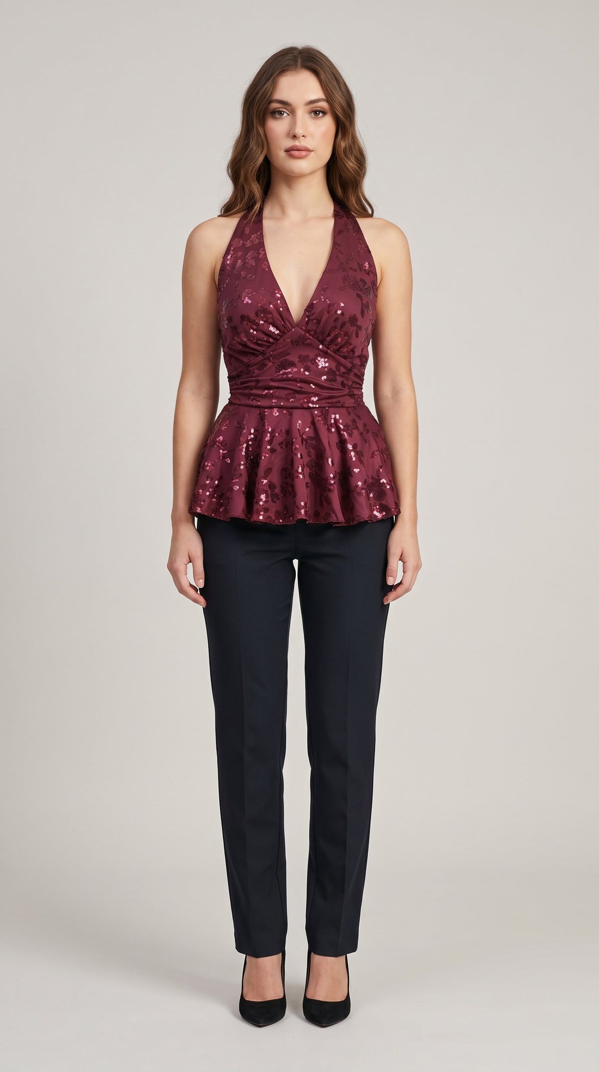 Blusa halter de lentejuela con peplum T56L color tinto, frente con modelo – the•moda