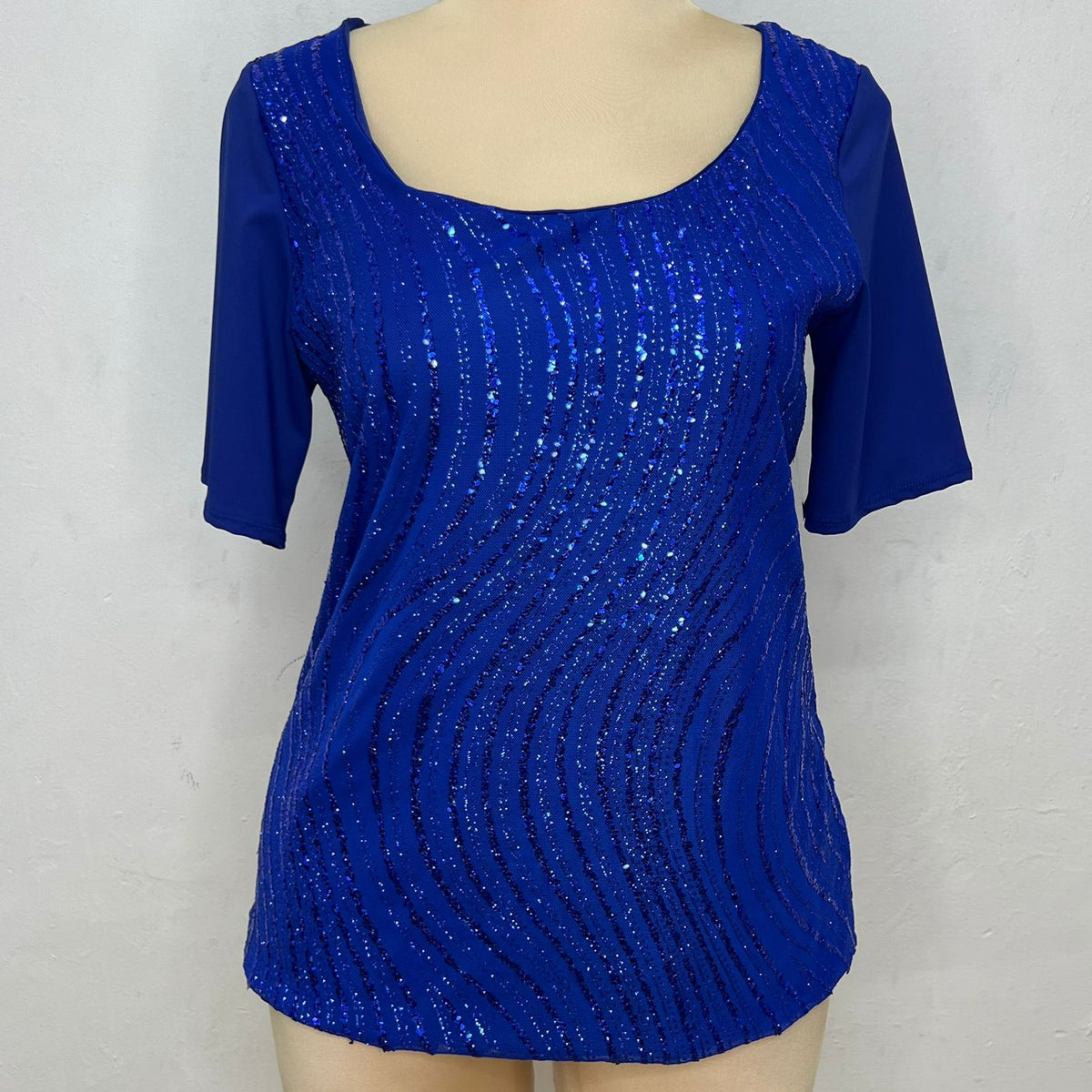 Blusa de lentejuela manga corta T47 color azul rey, frente – the•moda