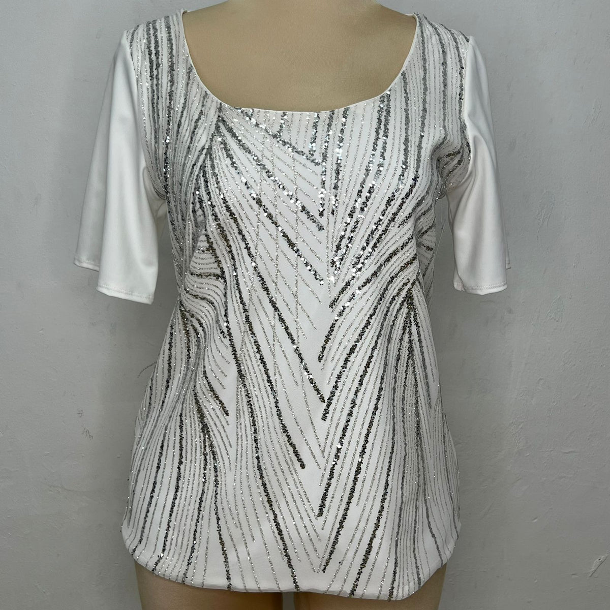 Blusa de lentejuela manga corta T47 color blanco, frente – the•moda