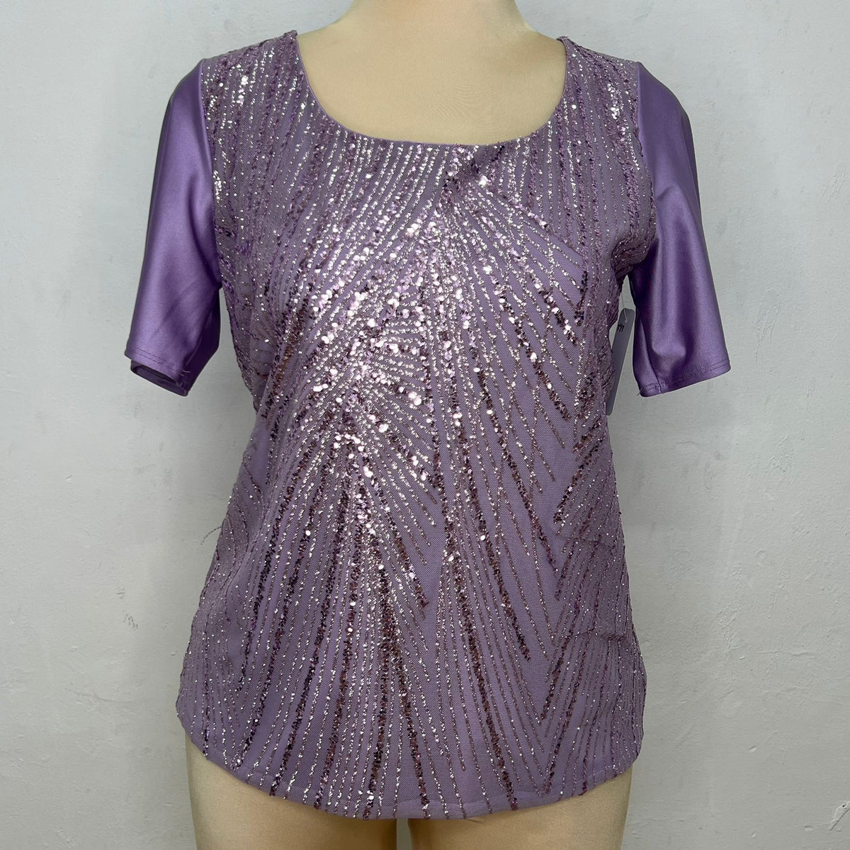Blusa de lentejuela manga corta T47 color lila, frente – the•moda