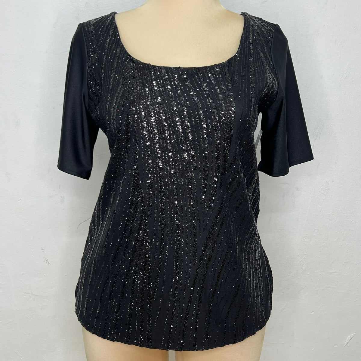 Blusa de lentejuela manga corta T47 color negro, frente – the•moda