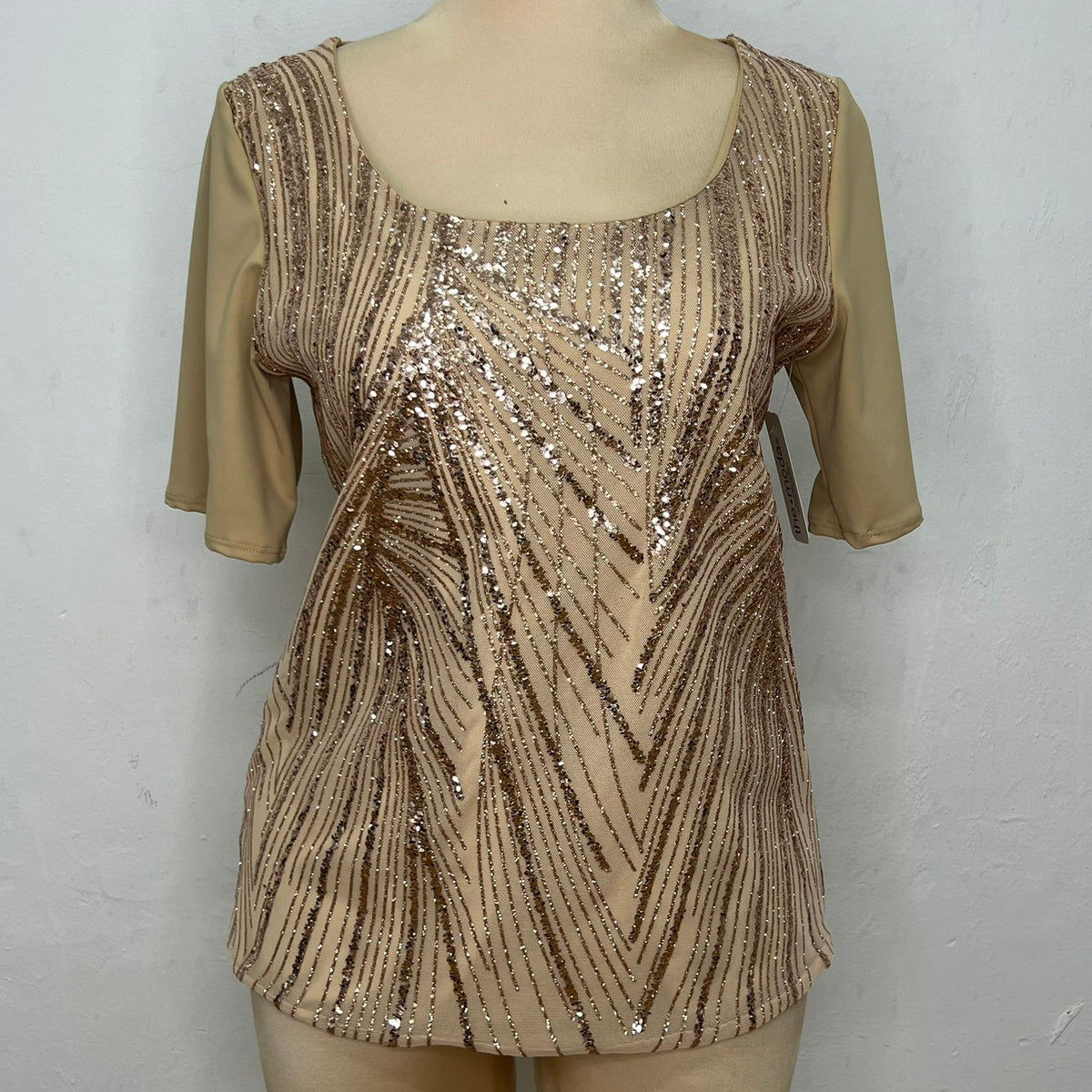 Blusa de lentejuela manga corta T47 color oro, frente – the•moda