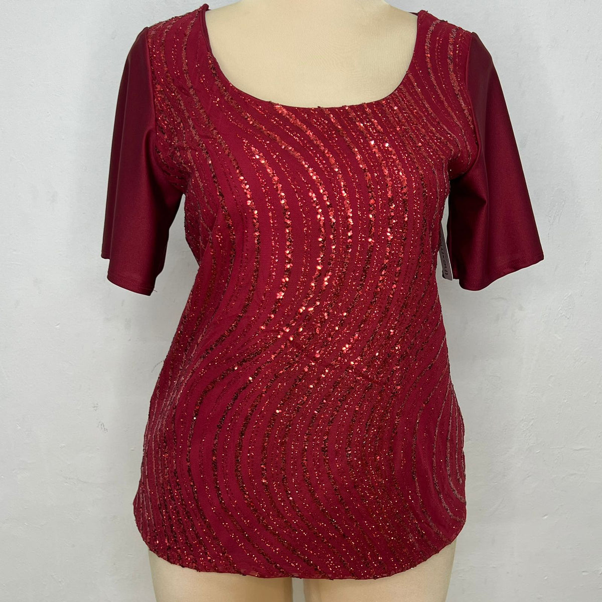 Blusa de lentejuela manga corta T47 color rojo, frente – the•moda