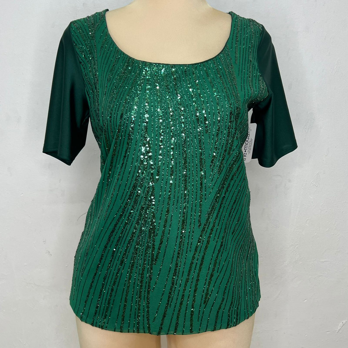 Blusa de lentejuela manga corta T47 color verde esmeralda, frente – the•moda
