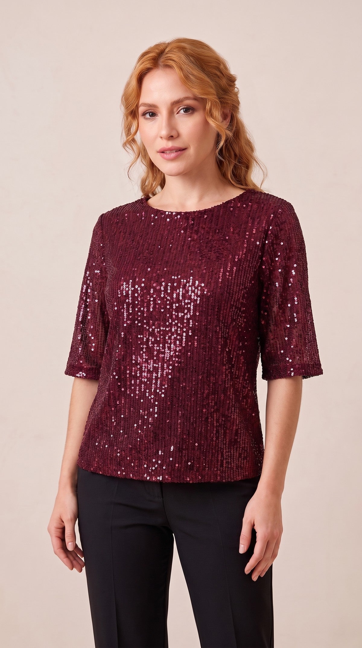 Blusa de lentejuela T55 color tinto con modelo - the•moda