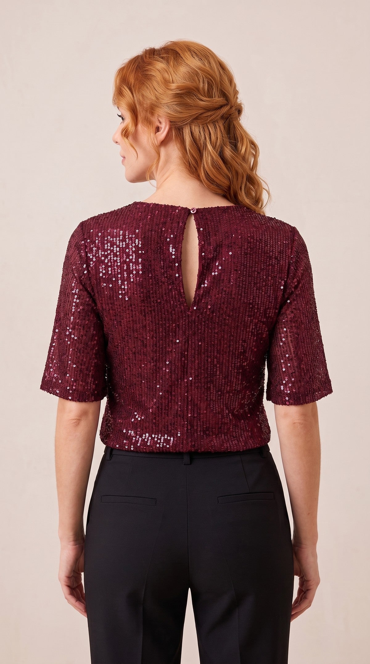 Blusa de lentejuela T55 tinto, espalda con abertura y botón - the•moda