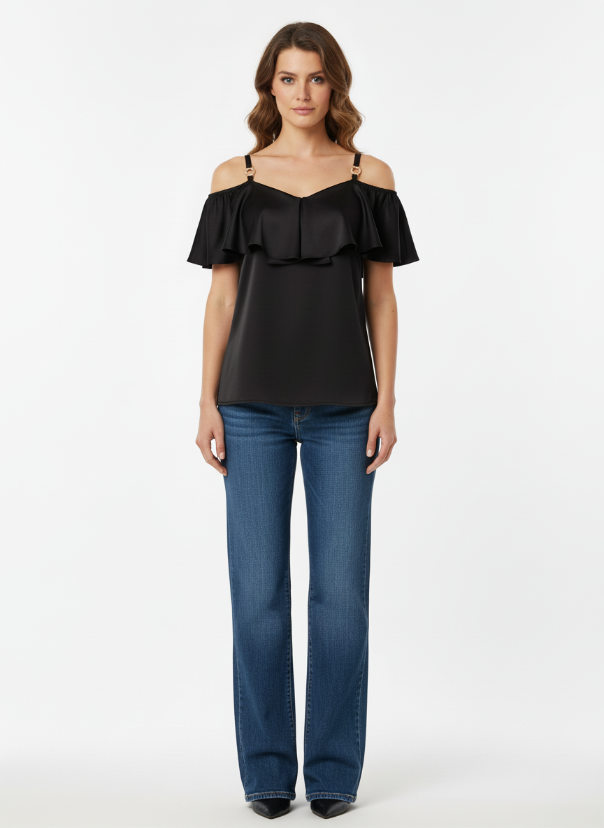 Blusa casual de tirantes con olán T50 color negro, con modelo, frente – the•moda