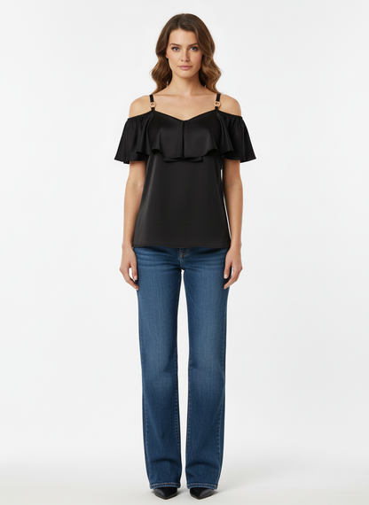 Blusa casual de tirantes con olán T50 color negro, con modelo, frente – the•moda