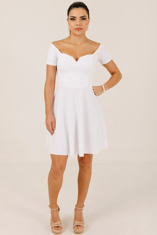 Vestido corto hombros descubiertos Bonita Corto color blanco, con modelo, frente – the•moda