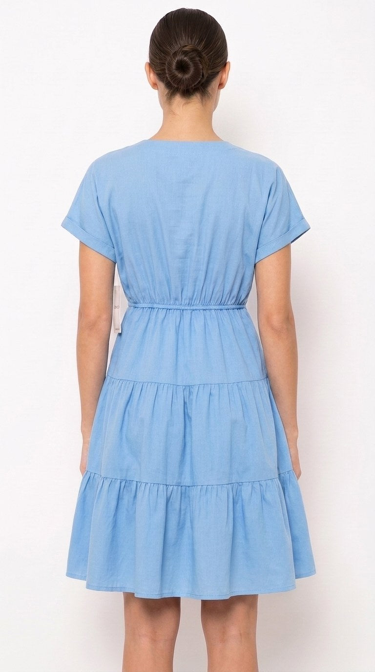 Vestido corto de lino con escote V África color azul, con modelo, espalda – the•moda
