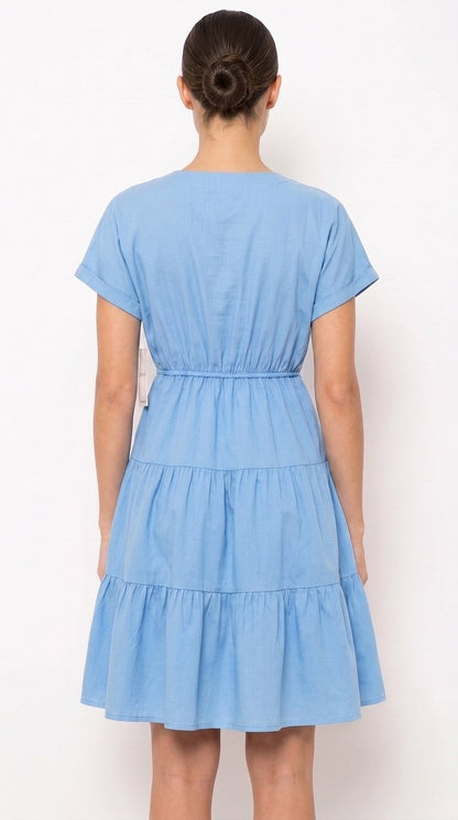 Vestido corto de lino con escote V África color azul, con modelo, espalda – the•moda