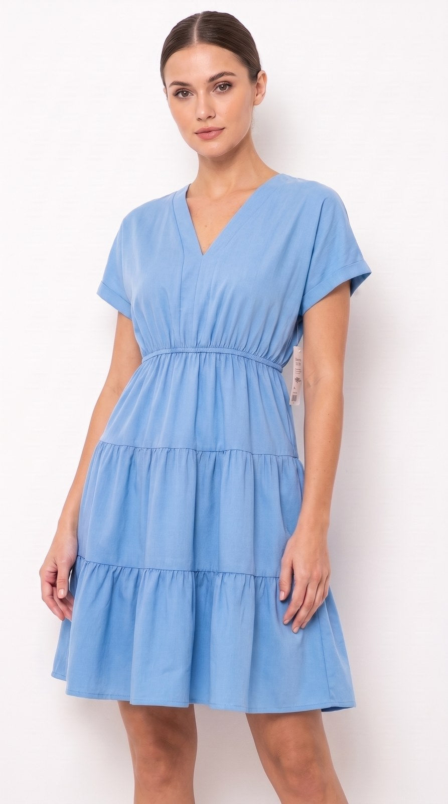 Vestido corto de lino con escote V África color azul, con modelo, frente – the•moda