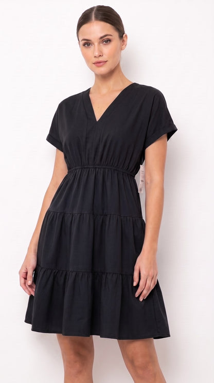 Vestido corto de lino con escote V África color negro, con modelo, frente – the•moda