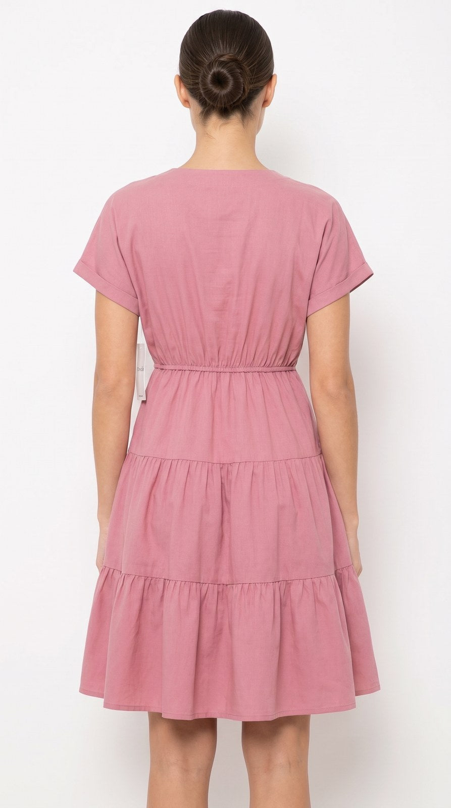 Vestido corto de lino con escote V África color rosa palo, con modelo, espalda – the•moda
