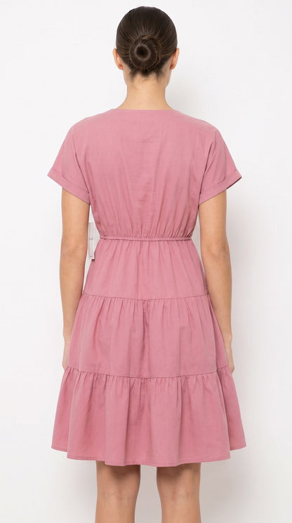 Vestido corto de lino con escote V África color rosa palo, con modelo, espalda – the•moda