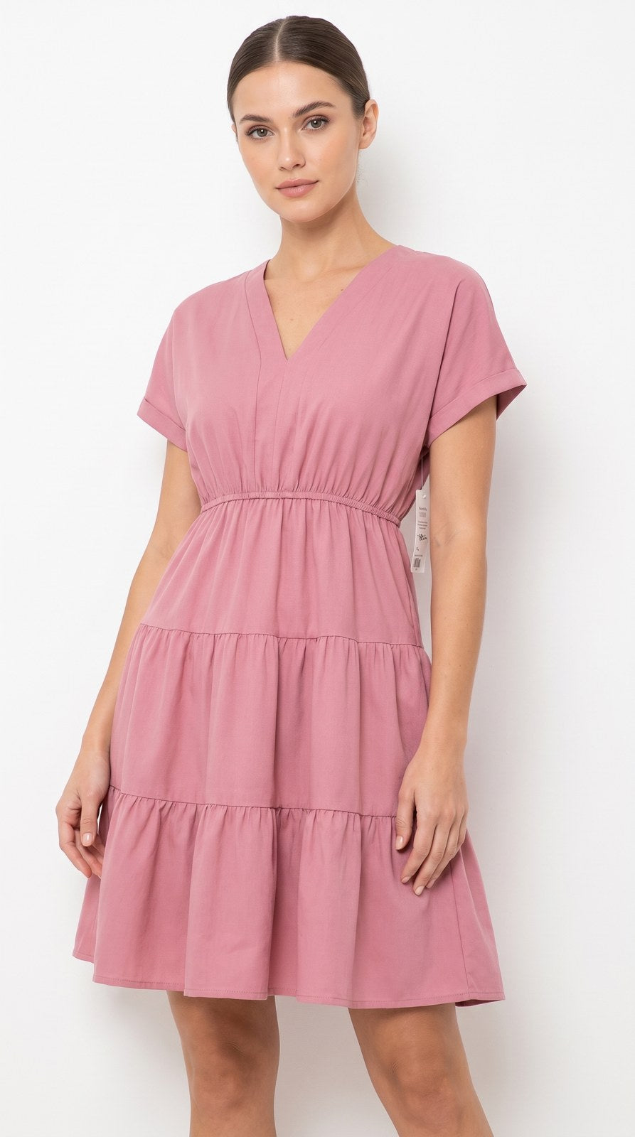 Vestido corto de lino con escote V África color rosa palo, con modelo, frente – the•moda