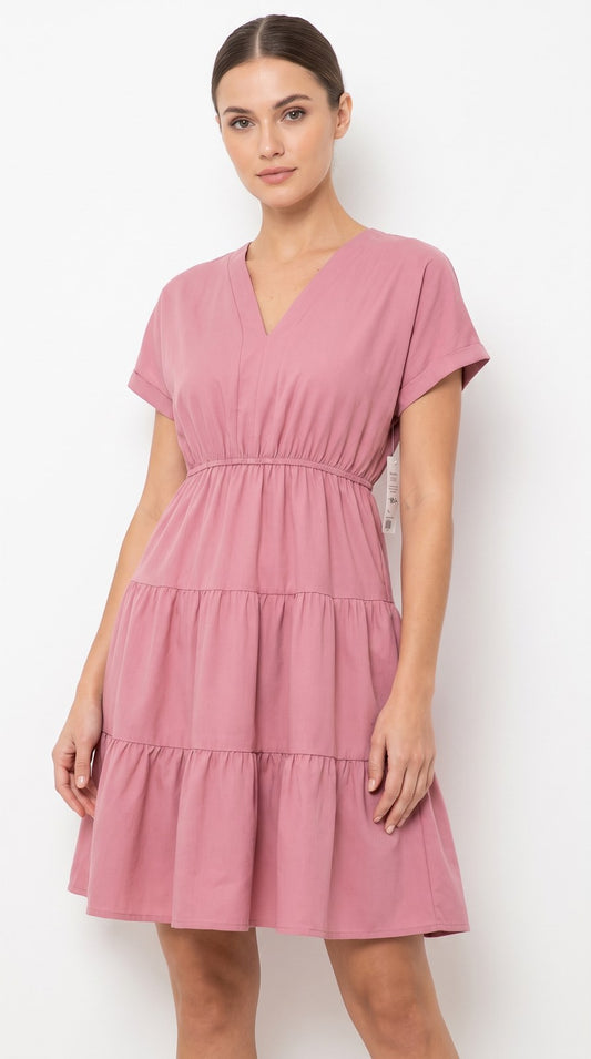 Vestido corto de lino con escote V África color rosa palo, con modelo, frente – the•moda