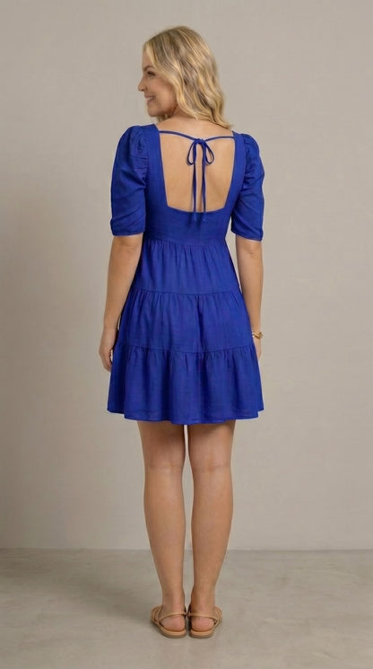 Vestido corto de lino con olanes Caramelo color azul rey, con modelo, espalda – the•moda