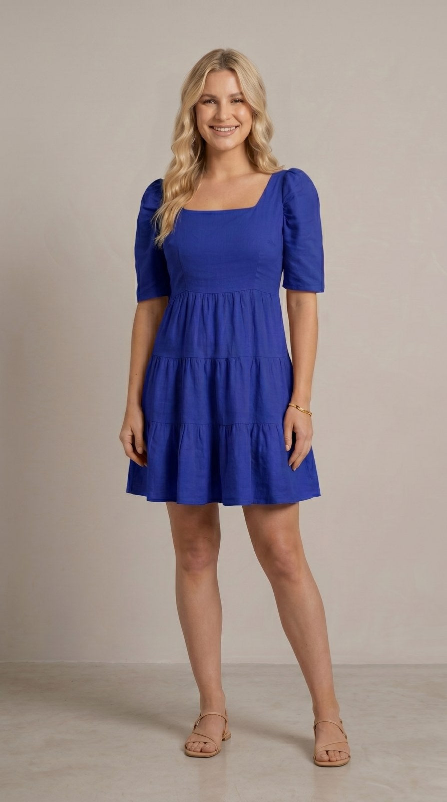 Vestido corto de lino con olanes Caramelo color azul rey, con modelo, frente – the•moda