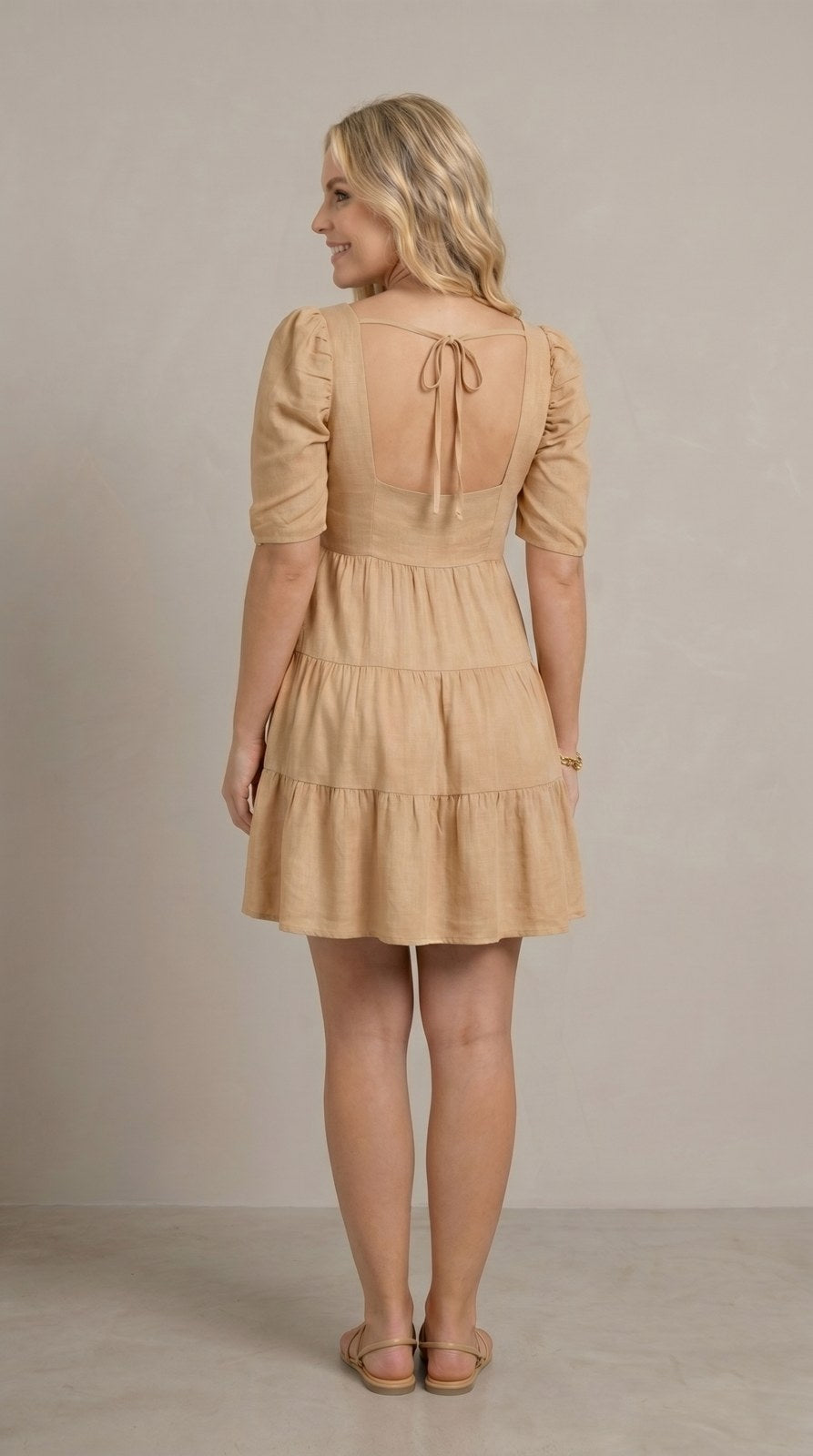 Vestido corto de lino con olanes Caramelo color kaki, con modelo, espalda – the•moda
