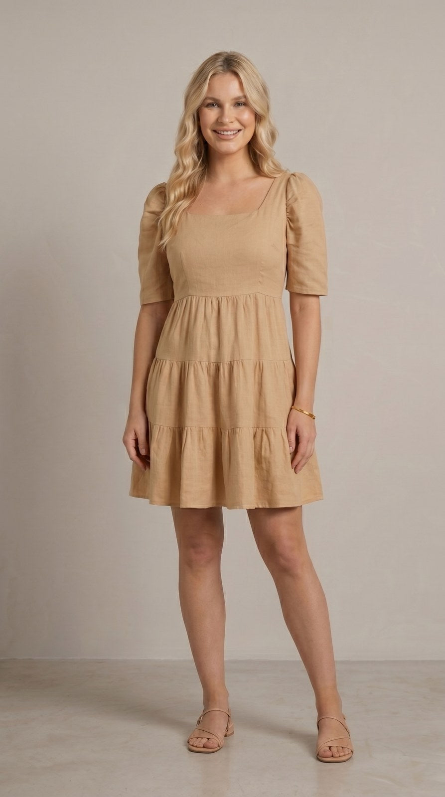 Vestido corto de lino con olanes Caramelo color kaki, con modelo, frente – the•moda
