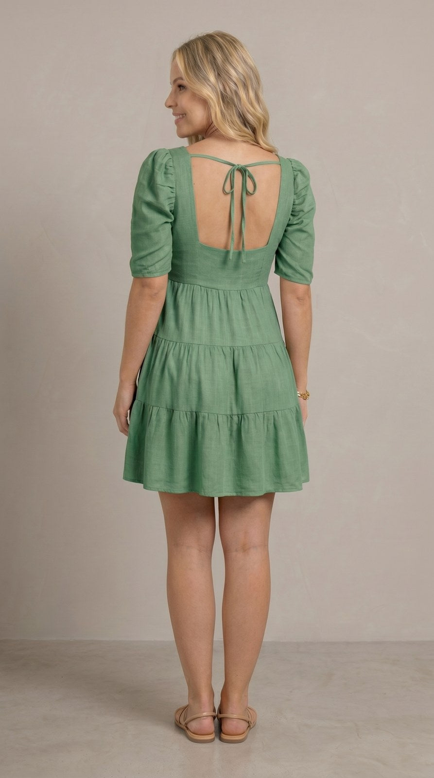 Vestido corto de lino con olanes Caramelo color olivo, con modelo, espalda – the•moda