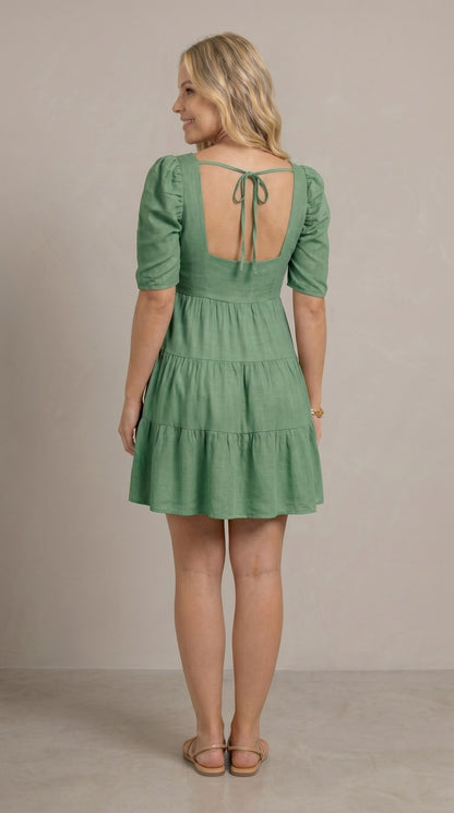 Vestido corto de lino con olanes Caramelo color olivo, con modelo, espalda – the•moda