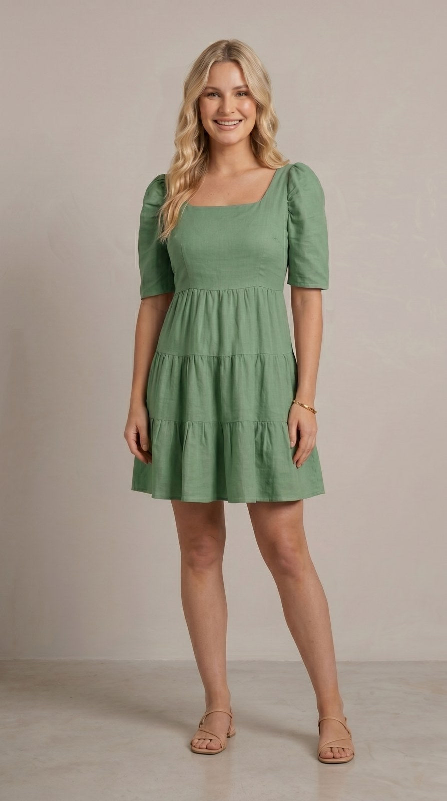 Vestido corto de lino con olanes Caramelo color olivo, con modelo, frente – the•moda