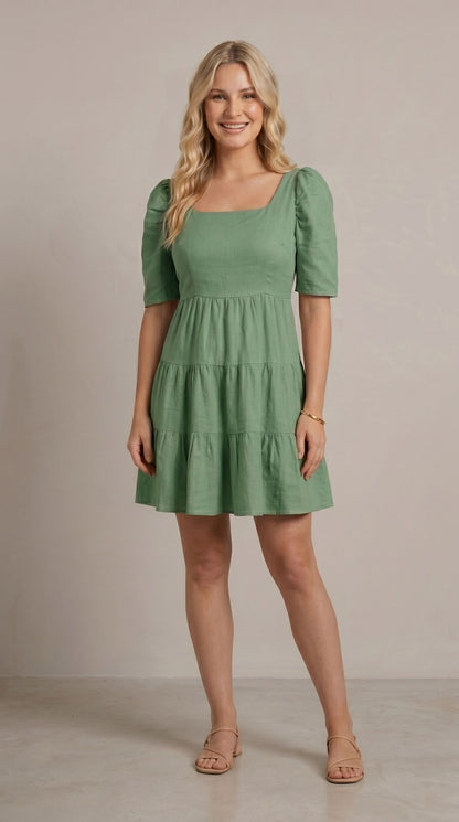 Vestido corto de lino con olanes Caramelo color olivo, con modelo, frente – the•moda
