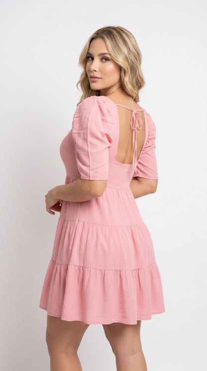 Vestido corto de lino con olanes Caramelo color rosa claro, con modelo, espalda – the•moda