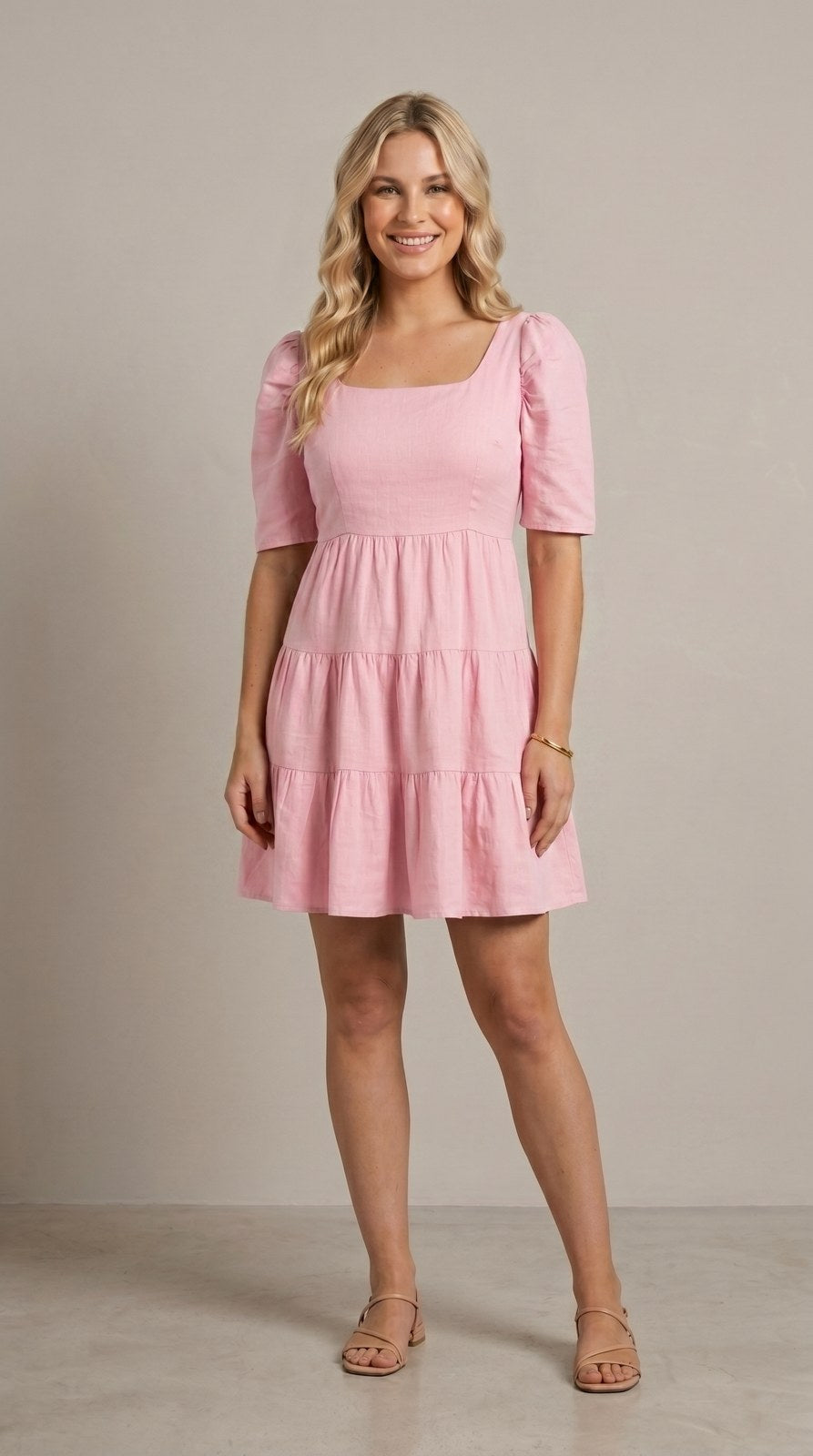 Vestido corto de lino con olanes Caramelo color rosa claro, con modelo, frente – the•moda