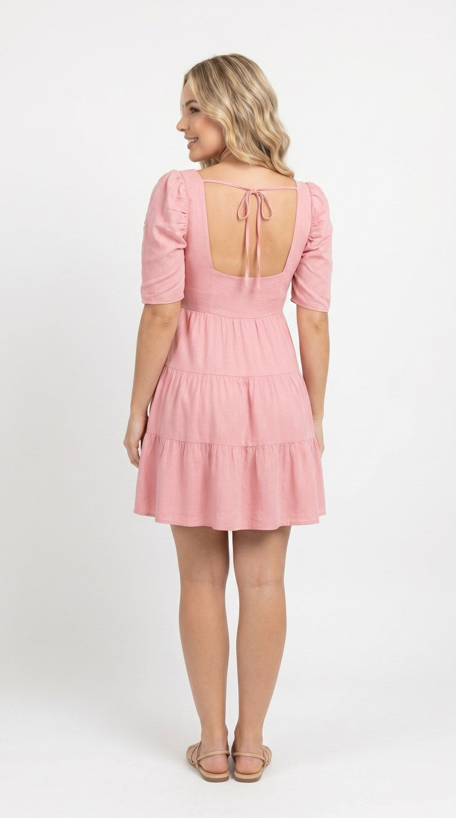 Vestido corto de lino con olanes Caramelo color rosa palo, con modelo, espalda – the•moda